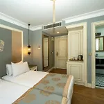 Otel Raymond Blue